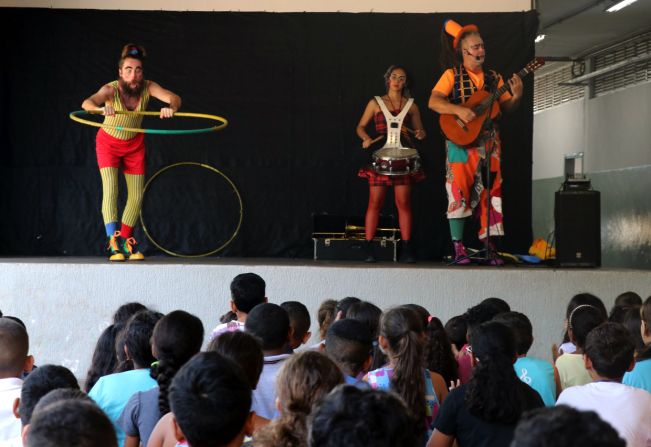 Escolas recebem trupe circense em divulgação do Circuito Sesc de Artes 