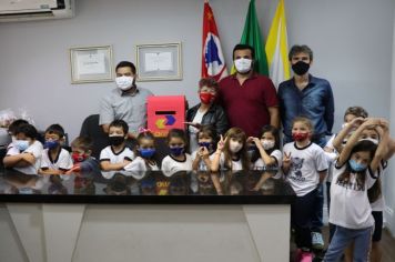 Alunos do Colégio Seletivo visitam o gabinete do prefeito Caio Aoqui