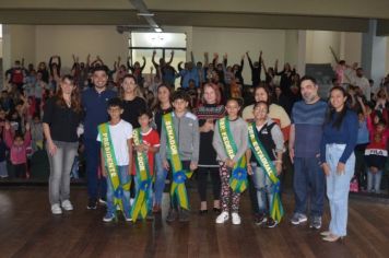 Escola realiza atividade que simula campanha eleitoral e uso da urna eletrônica 