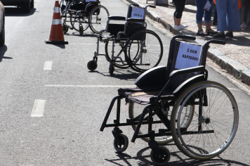 Cadeiras de rodas em vagas de estacionamento mostram importância de se respeitar espaço para PCDs