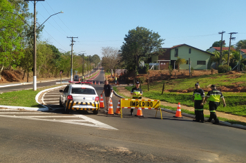 Avenida que dá acesso ao aeroporto e a Arco-Íris tem uma das vias interditada
