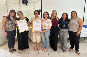 Educação entrega Prêmio de Excelência a equipes gestoras de duas escolas