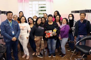 Prefeitura finaliza curso de depilação facial com linha e forma 12 profissionais