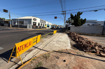 Manutenção em valetas interdita trecho entre as ruas Brasil e Aimorés