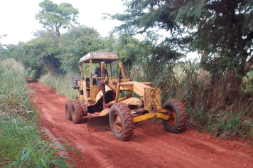 Estrada que dá acesso ao bairro Santa Terezinha recebe manutenção