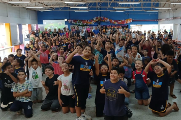 Às vésperas do Dia das Crianças, estudantes da rede municipal ganham brinquedos