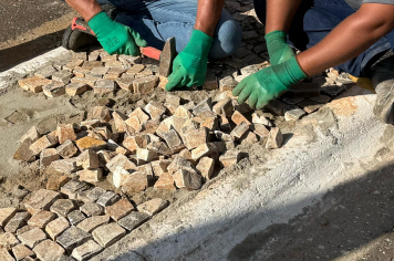 Começa a aplicação de petit pavet nos canteiros centrais da Tamoios