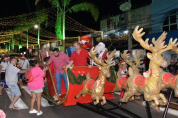 Papai Noel realiza a tradicional descida de trenó pelas ruas de Tupã
