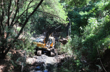 Limpeza do braço direito do córrego Afonso XIII auxilia no combate a arboviroses
