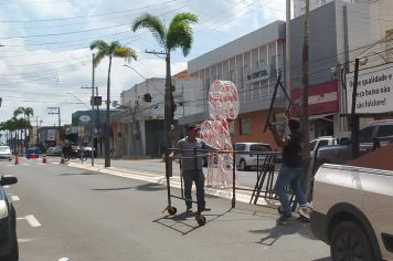Clima de Natal chega à avenida Tamoios