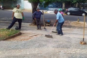 Secretaria de Obras recupera pedras petit pavê que foram removidas da Praça da Bandeira