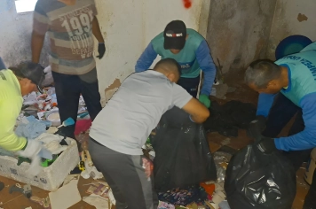 Secretaria de Meio Ambiente limpa residência de acumuladores na travessa Indiana