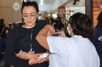 Saúde realiza vacinação itinerante em estabelecimentos comerciais