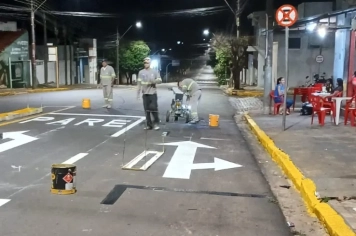 Pintura de faixa para conversão à esquerda na avenida Tamoios tem primeira etapa concluída