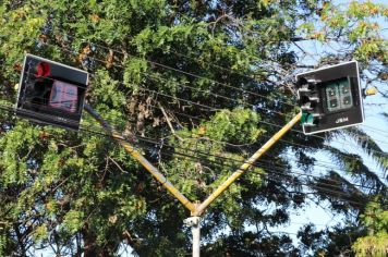 Semáforos do cruzamento das ruas Caingangs e Brasil são substituídos