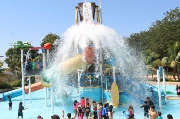 Alunos da Rede Municipal participam de atividade recreativa e educativa em parque aquático