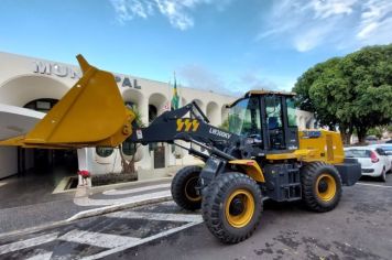 Tupã recebe pá carregadeira para suporte aos pequenos agricultores