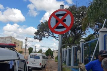 Prefeitura começa implantar sinalização sobre proibição de estacionamento em um dos lados da Nhambiquaras