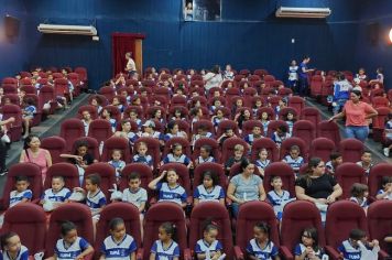 Alunos da rede municipal celebram Dia das Crianças com sessão de cinema
