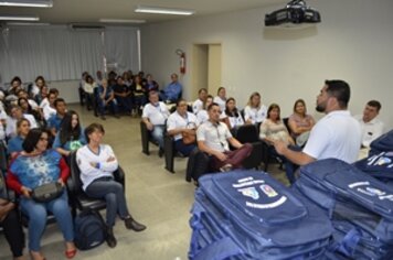 Prefeitura realiza entrega de bolsas e uniformes para agentes