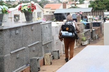 Prefeitura alerta sobre o acúmulo de água em cemitérios