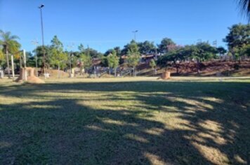 Prefeitura realiza limpezas e roçadas na zona leste