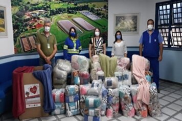 Sabesp doa 132 cobertores para a Campanha do Agasalho