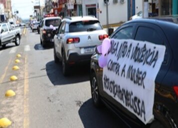 Carreata pelo fim da violência contra a mulher reuniu dezenas de carros