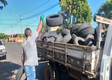 Prefeitura faz a coleta de pneus velhos em borracharias da cidade