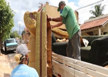Prefeitura coleta toda quarta-feira móveis descartados pela população