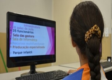 Alunos sem acesso à internet podem fazer atividades on-line nas escolas