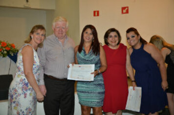 Alunos recebem certificados de concluintes