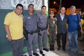 Prefeitura entrega mudas de crotalária para alunos das creches e escolas municipais