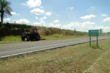 Serviços de roçada nas estradas são intensificados pela Prefeitura