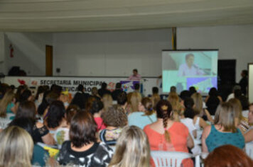 Palestrante debateu sobre poesia e ilustração em sala de aula
