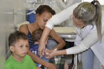 Cantinho da leitura atrai crianças para o universo dos livros e histórias infantis