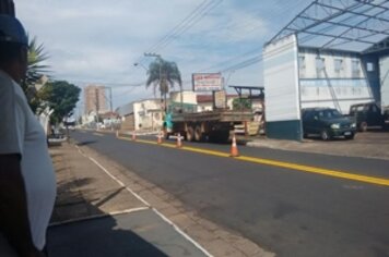 Prefeitura realiza revitalização na sinalização de solo na rua Brasil