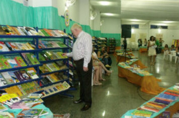 Prefeitura distribuiu 5 mil livros para as bibliotecas das escolas municipais