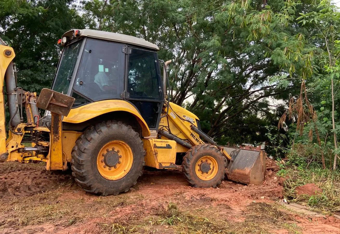 Secretaria de Obras recupera erosão que se formou na zona sul