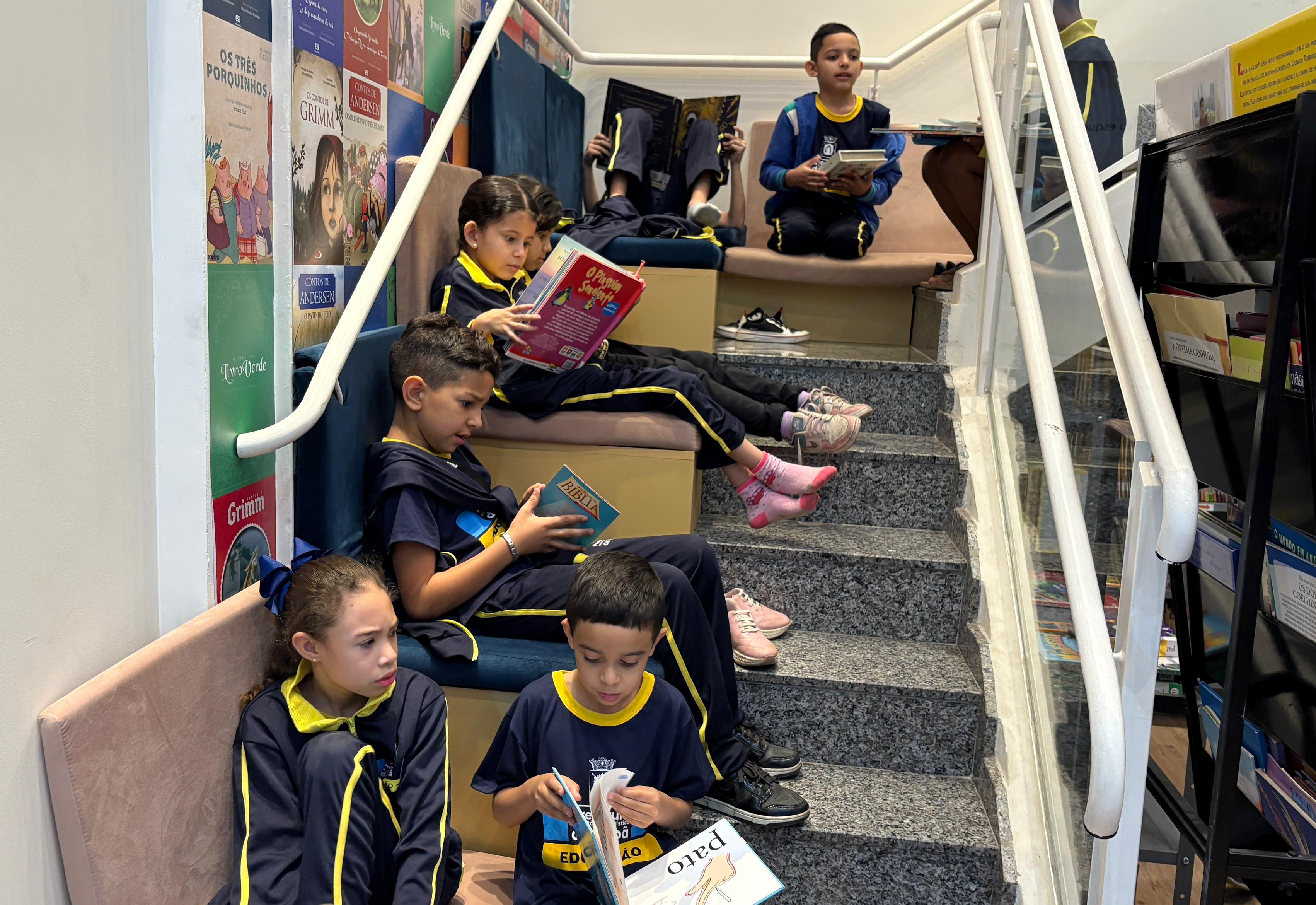 Visitas monitoradas estreitam relação de estudantes com a Biblioteca Municipal