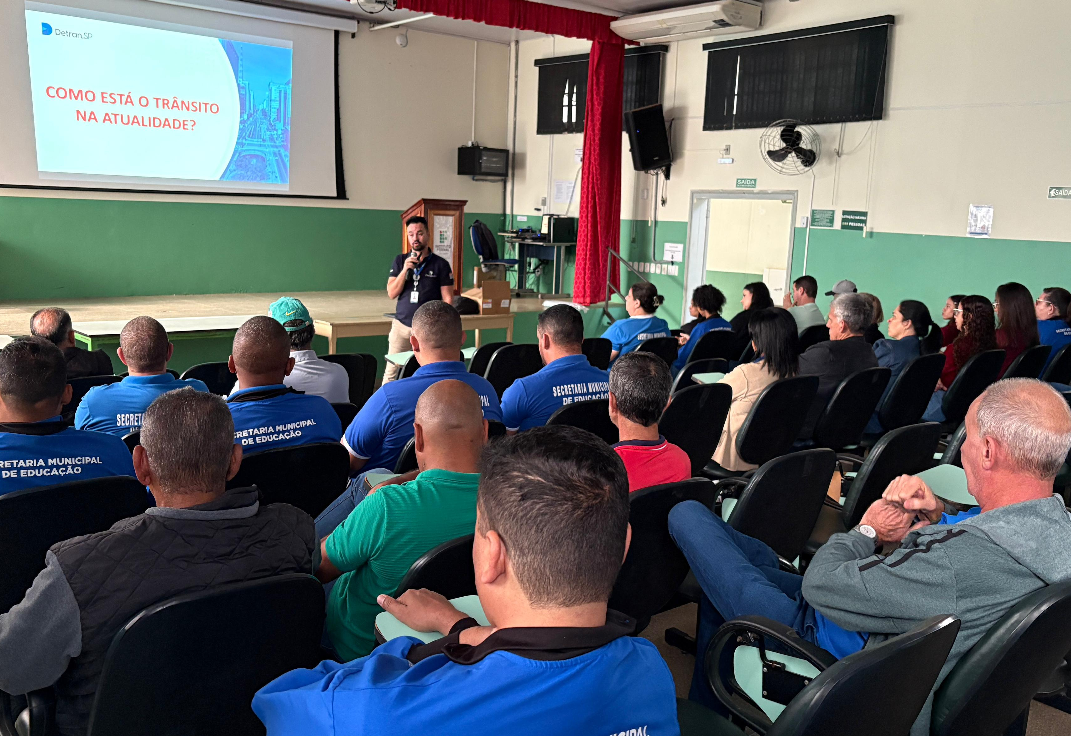 Detran faz palestra para motoristas e monitores de transporte escolar da rede municipal de ensino