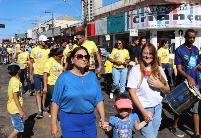 Caminhada pela conscientização do Autismo reuniu centenas de pessoas