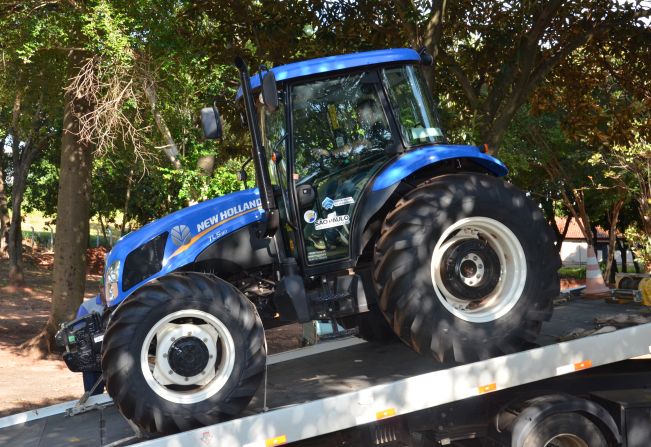 Tupã recebe novo trator para atendimento aos produtores rurais