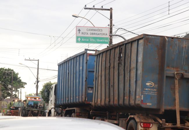 Novas placas indicativas para rotas de caminhões são instaladas