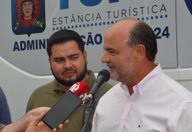 Prefeitura recebe van adaptada para transporte de cadeirantes