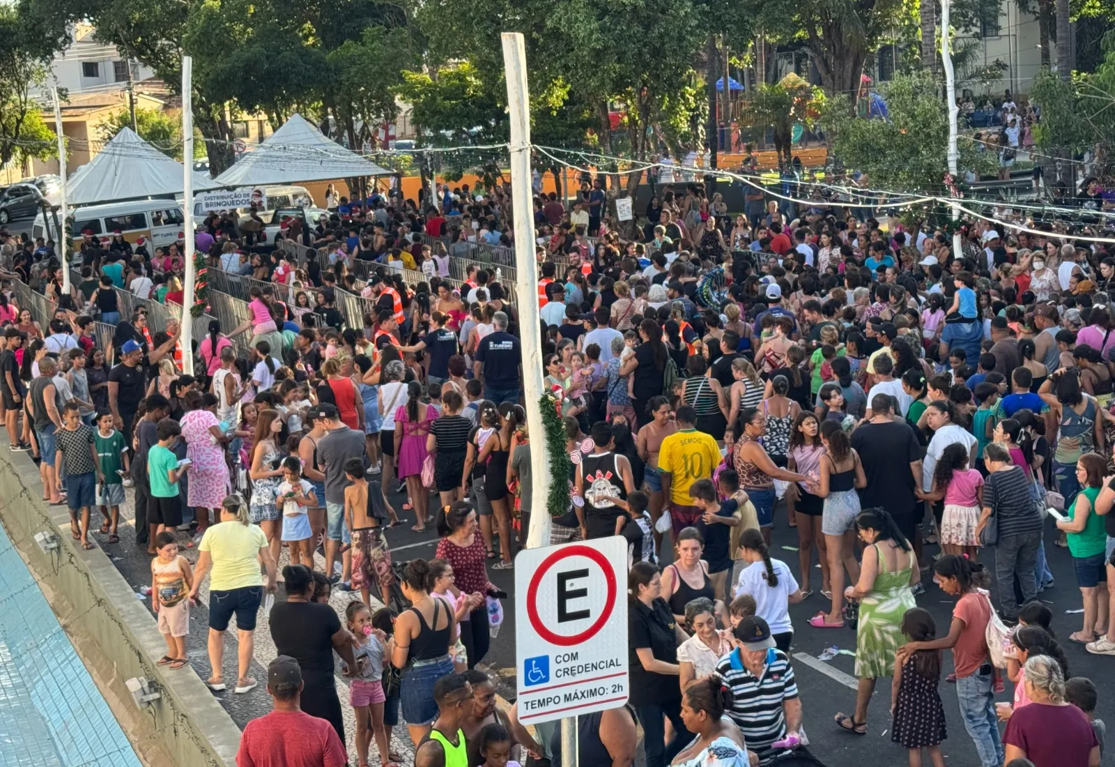 Festa de Natal das Crianças reúne milhares de pessoas na Praça da Bandeira