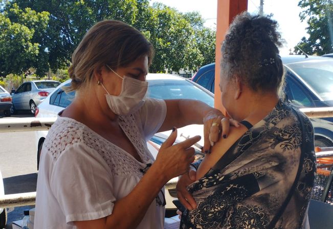 Ação da Secretaria de Saúde aplica 800 doses de vacina contra a meningite