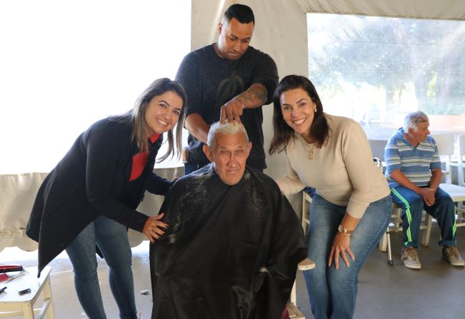 Monitores da Escola Profissionalizante realizam corte de cabelo solidário