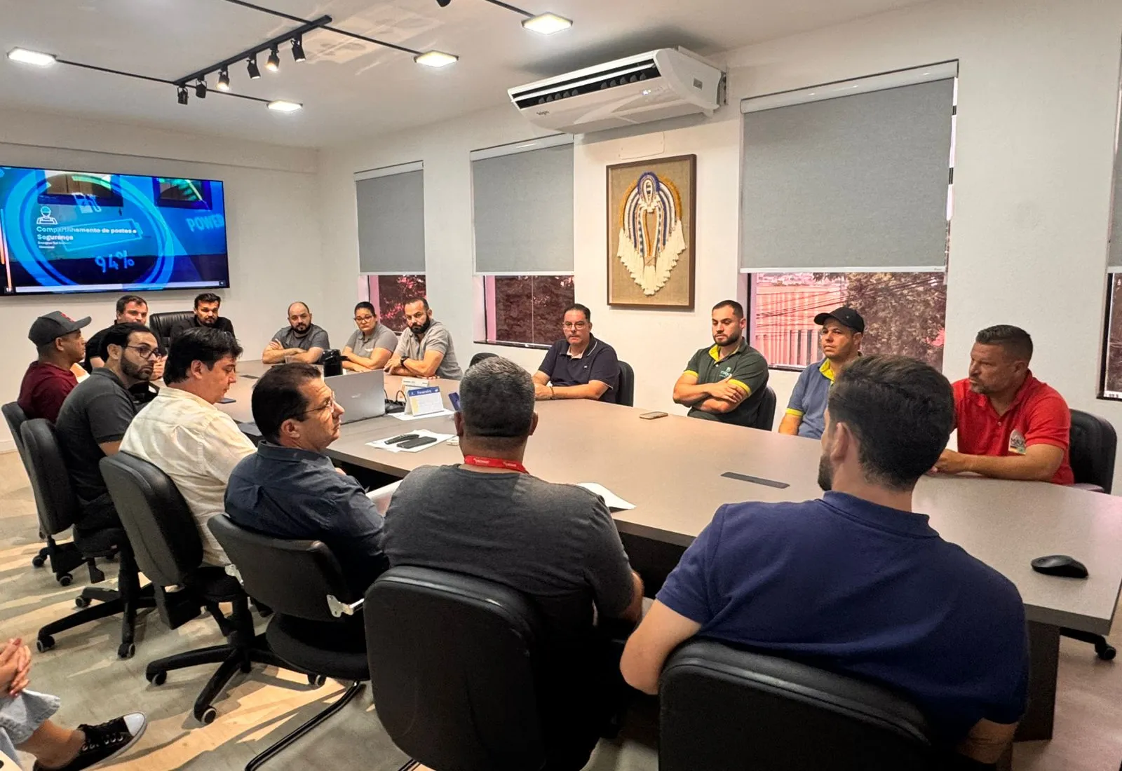 Reunião define ações para solucionar problemas com cabos de internet em postes da cidade