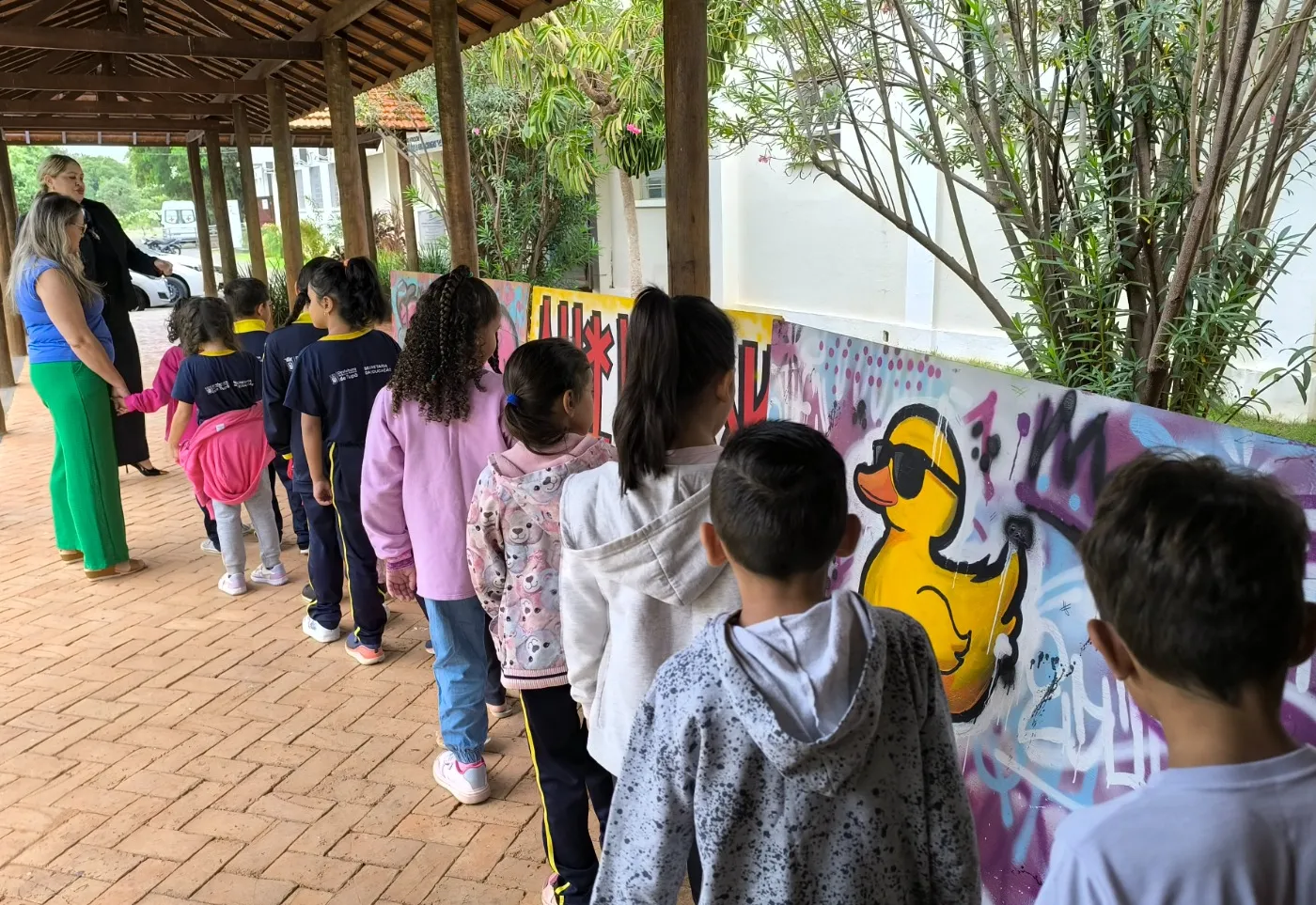 Alunos dos 2º anos e EJA participam de visita guiada para explorar a arte do grafite